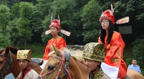 高考状元在山西晋城骑马游街.