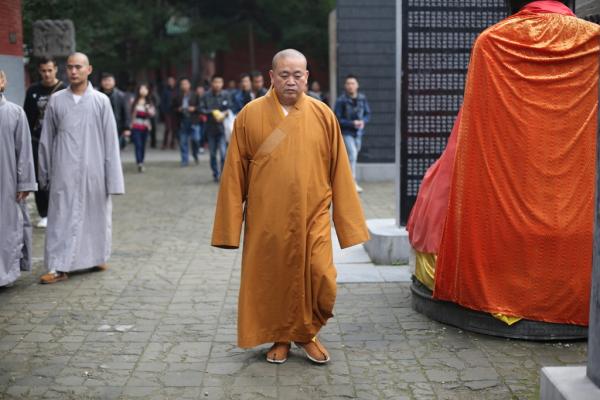 图为2014年10月1日,河南登封少林寺景区,少林寺方丈释永信视察各堂口