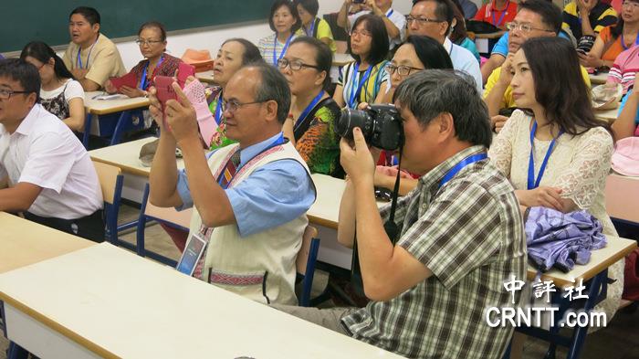 台湾代表团成员认真聆听简报 不时拍照记录(中评社 实习记者束沐摄)