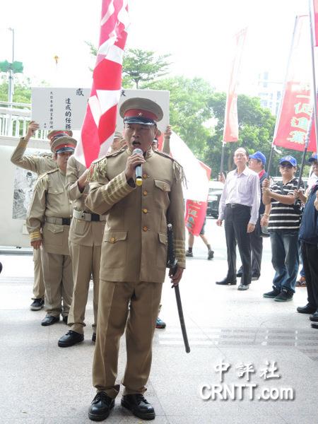 几位统派人士穿著二战时期的日本皇军制服,军刀上身,有点演穿越剧的