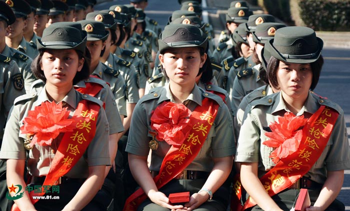 她们是广州军区某舟桥旅通信连的退伍女兵,她们是2013年首批秋季义务