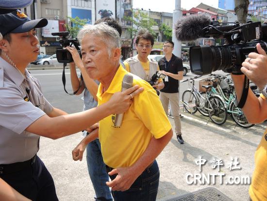 908台湾国运动总召集人王献极与统派人士对呛,要统派「滚回大陆去.