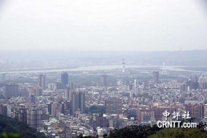 站在台北阳明山的半山腰,可以俯瞰台北美景.(中评社 黄文杰摄)