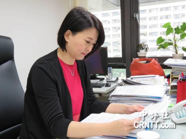 北一女中,国立政治大学毕业的国民党籍台北市议员王鸿薇,曾是报社记者