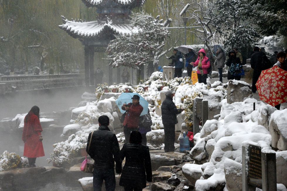 11月25日,市民在济南黑虎泉景区拍摄雪景.