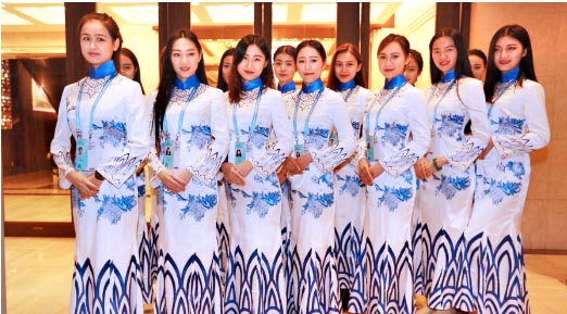 资料图:大学生礼仪身穿第二届世界网际网路大会的青花瓷旗袍亮相.
