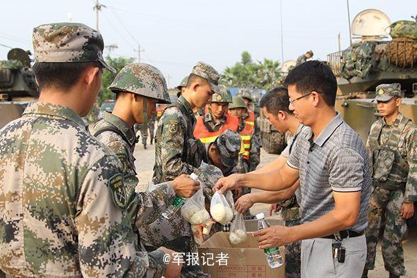 解放军在福建漳州进行陆空登陆演练(组图)