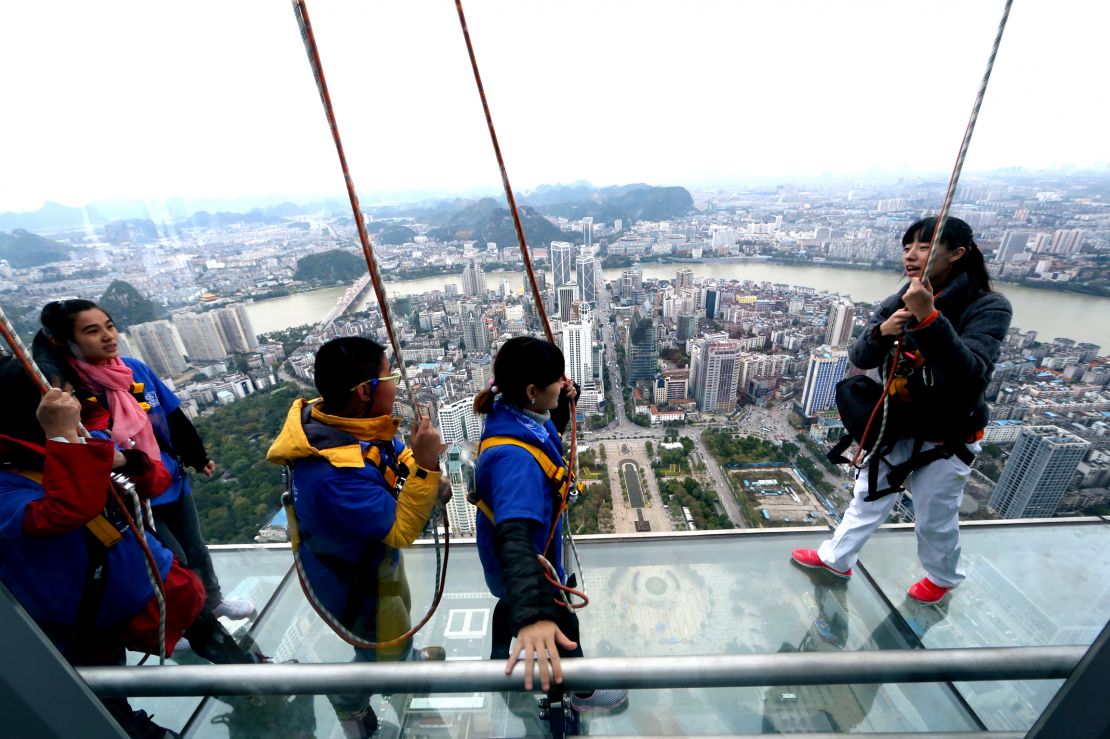 12月6日,游客在广西柳州云顶观光景点体验高空玻璃栈道.新华社