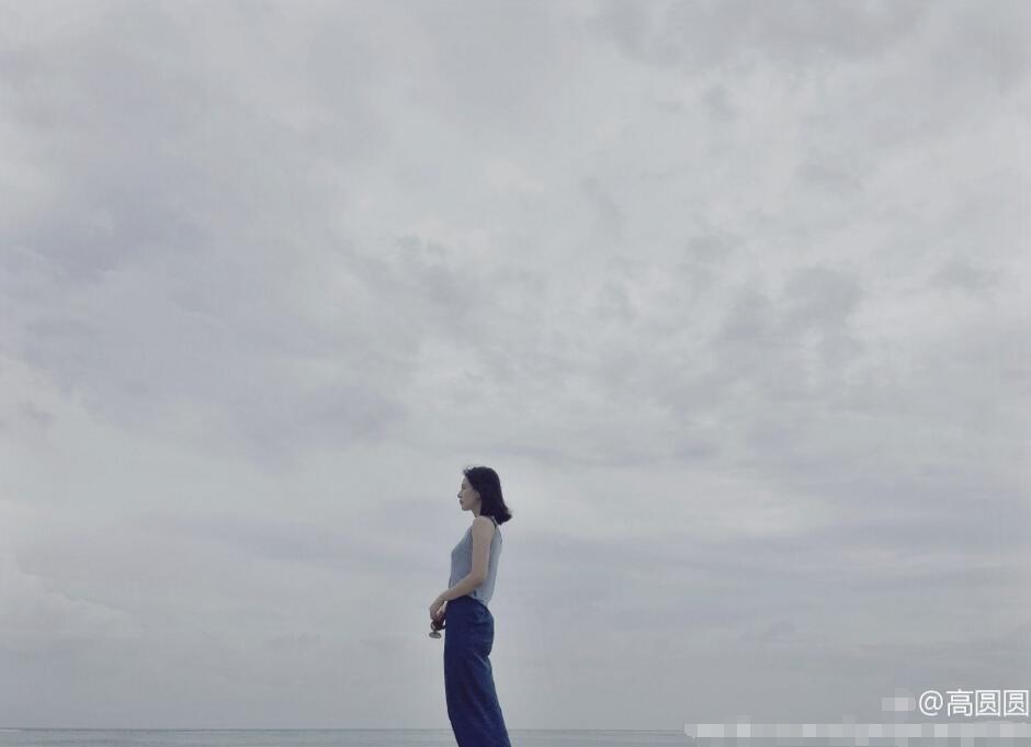 高圆圆晒海岛度假 穿薄纱裙回眸浅笑