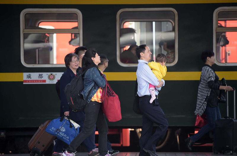 2015年中国铁路旅客发送量达25亿人次,图为旅客在成都火车站准备上车.