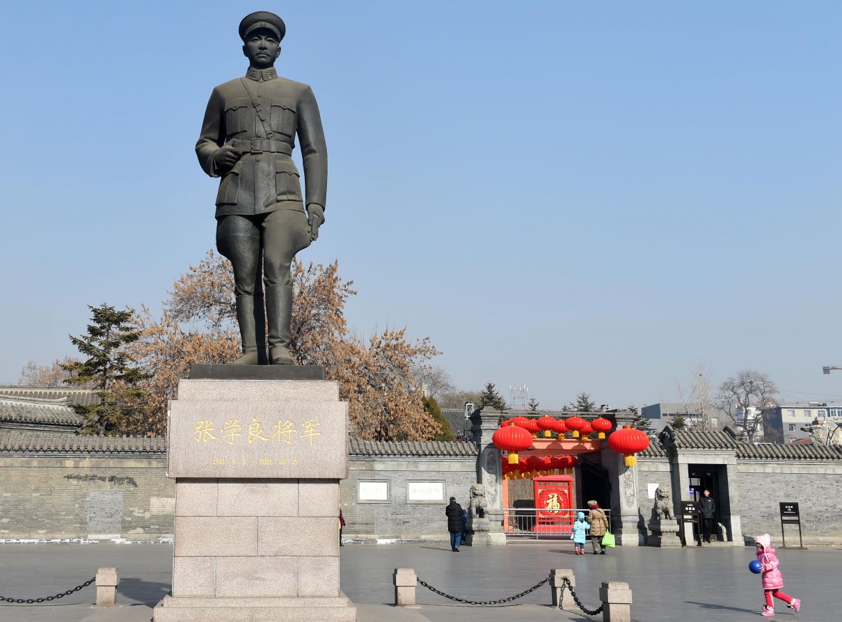 这是2月2日拍摄的沈阳张氏帅府大门前的张学良将军塑像.新华社