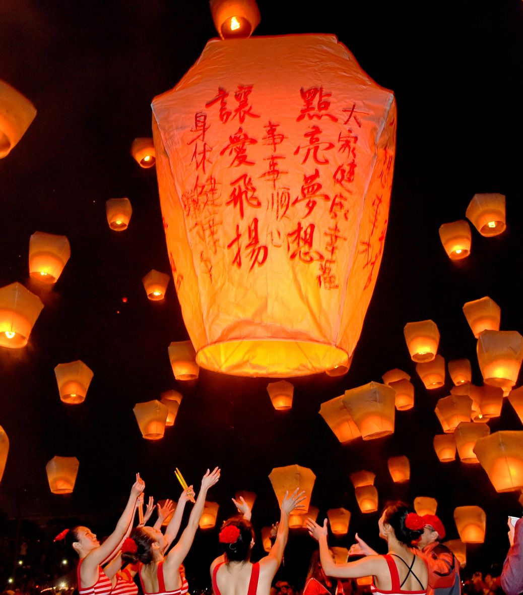 台北:元宵"天灯"祈福平安(组图)