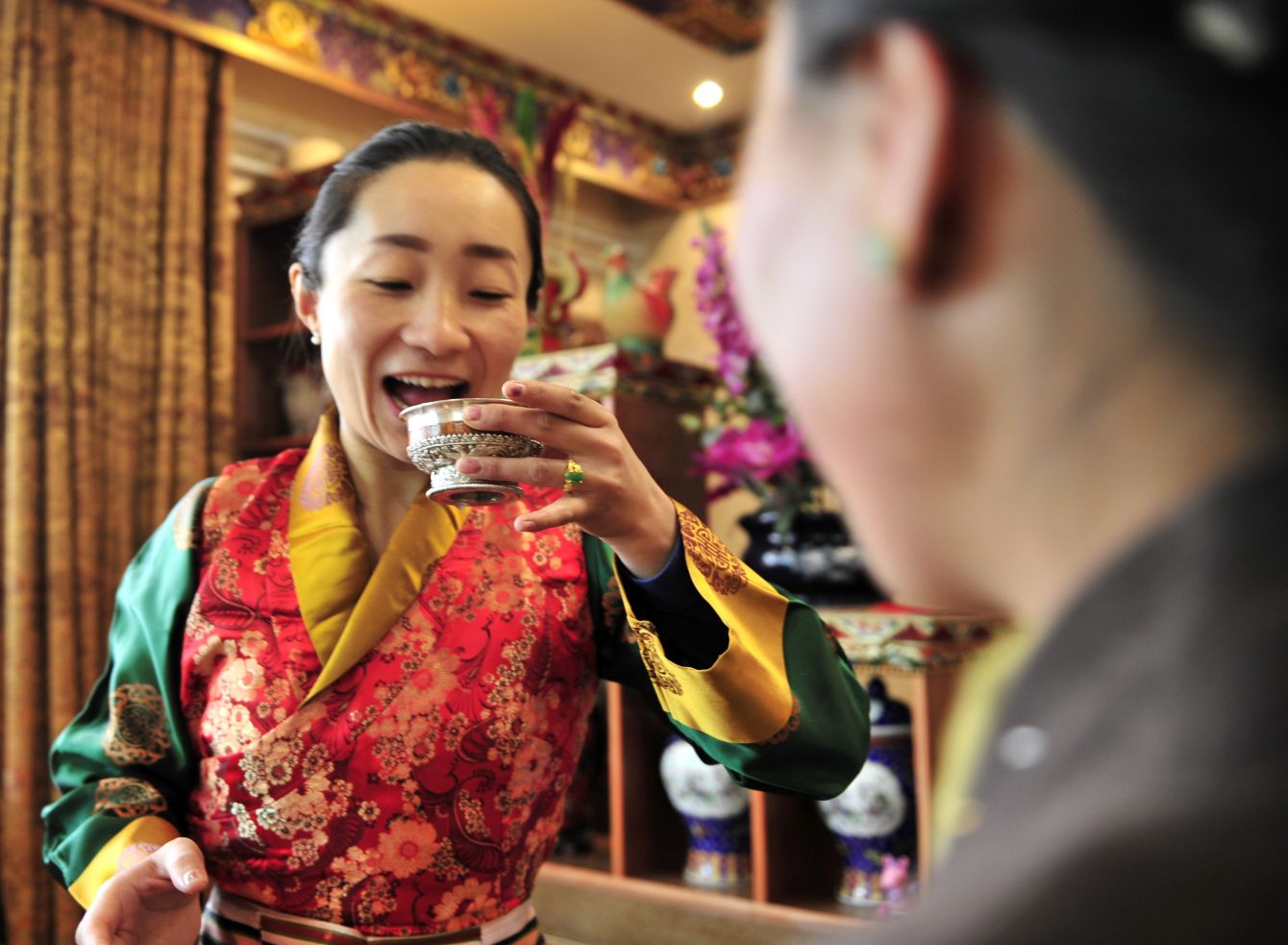 2月9日,拉萨市民在家庆祝藏历新年喝青稞酒.新华社