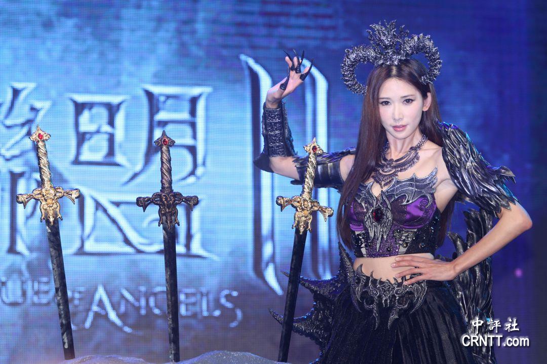林志玲(图)24日在台北att show box,以性感装扮"黑暗之王"为游戏上市