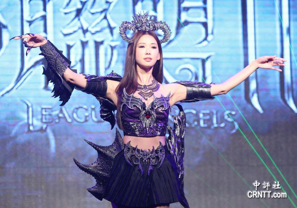 林志玲(图)24日在台北att show box,以性感装扮"黑暗之王"为游戏上市