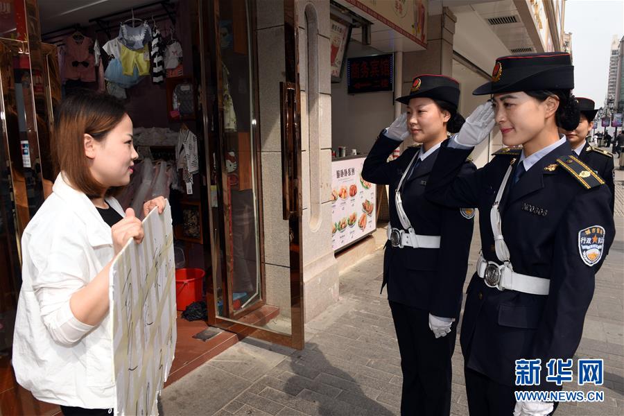 南昌步行街上的女子执法中队(图)
