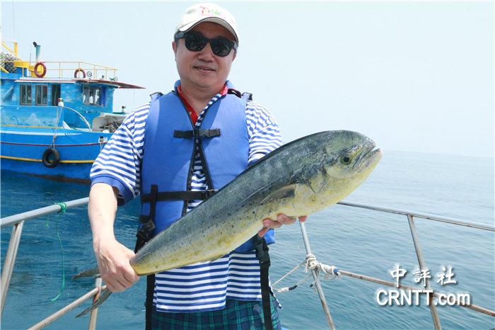 中评镜头:海上捕捞 飞鱼跃起 鬼头刀紧追