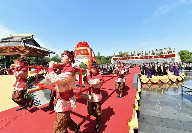 4月19日,祭祀人员在公祭大禹陵典礼上献祭酒.