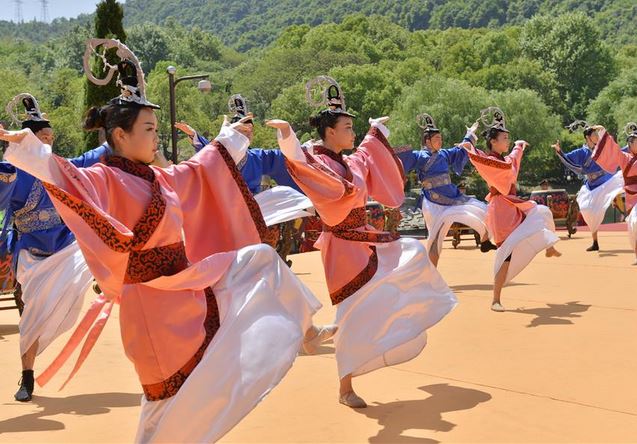 4月19日,祭祀人员在公祭大禹陵典礼上表演献祭舞.