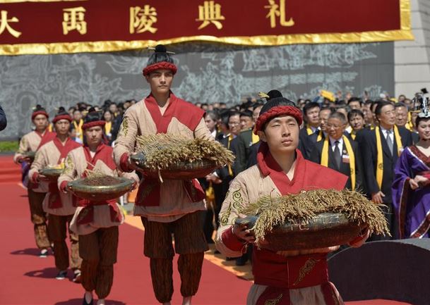 4月19日,祭祀人员在公祭大禹陵典礼上献五谷.