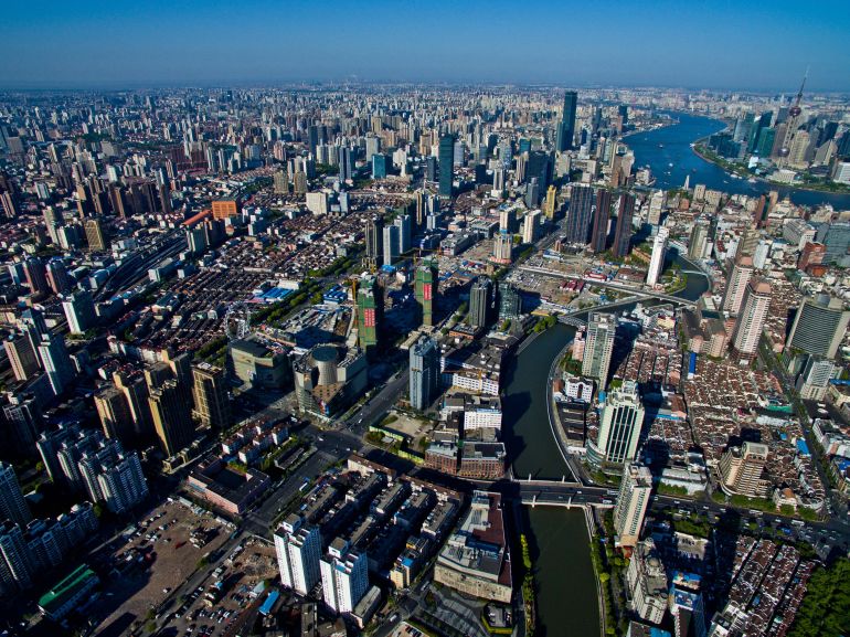 这是4月19日航拍的上海新静安苏河湾两岸的城市景观.新华社
