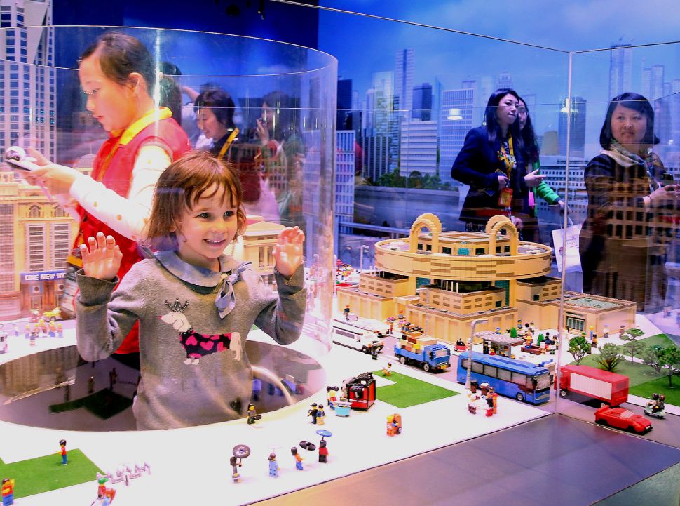 4月7日,小朋友在上海乐高探索中心参观游玩.新华社