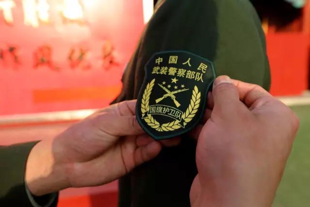 武警官兵统一佩戴新式标志,服饰(组图)