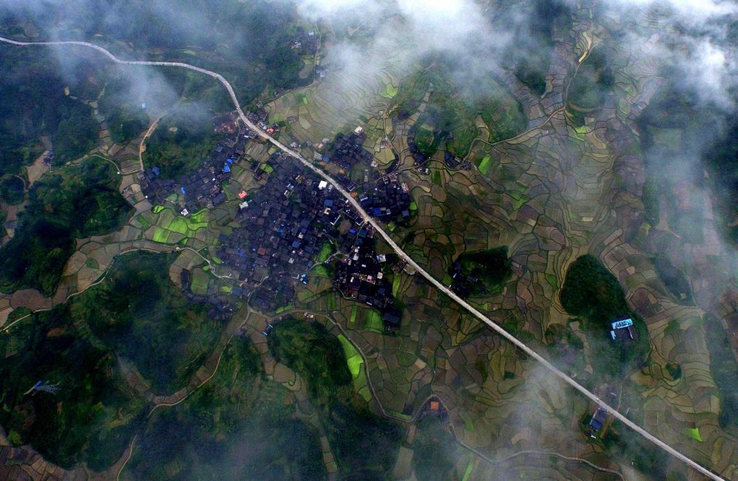 这是5月9日无人机拍摄的三江侗族自治县良口乡南寨村.新华社
