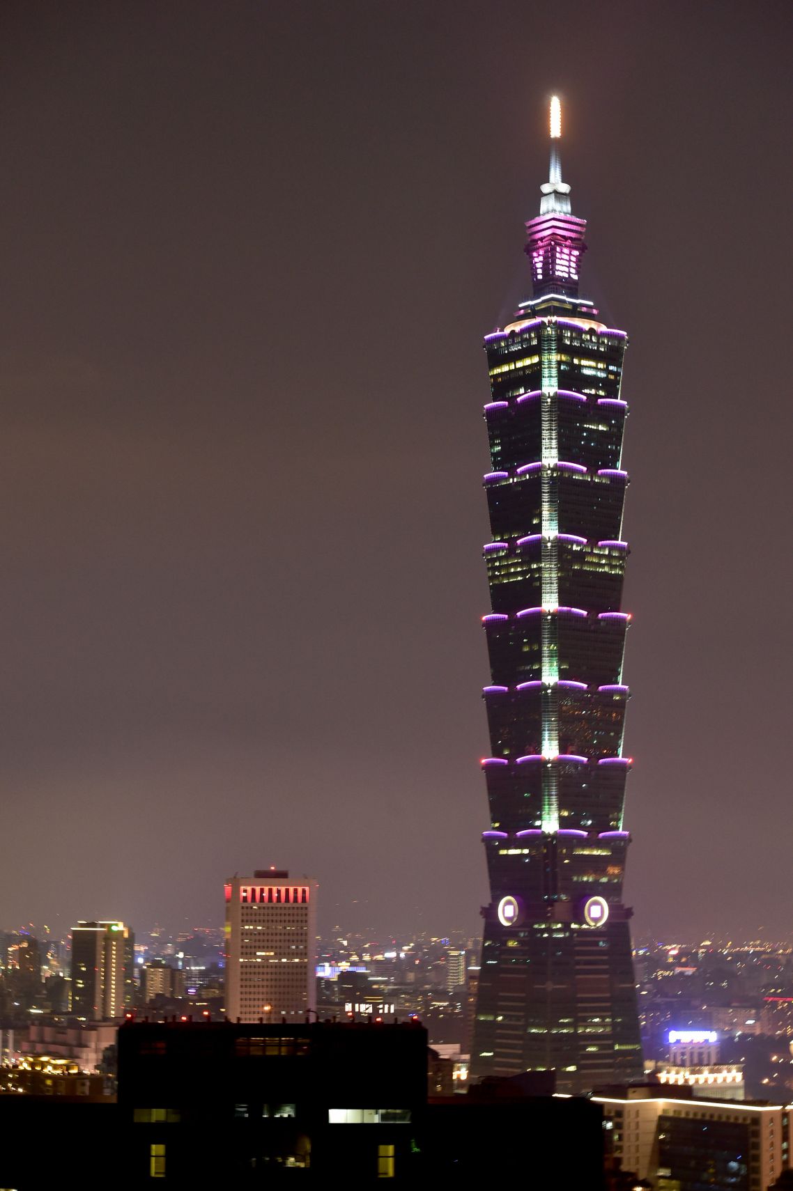 台北101大楼亮灯庆贺母亲节(组图)