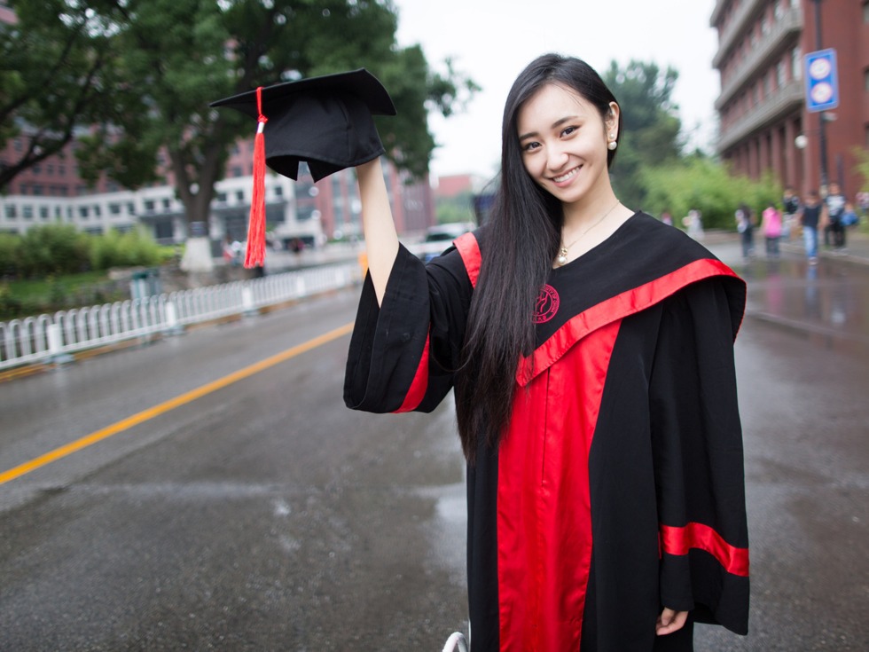 2016年6月13日,北京,人民大学一位美女的毕业照在朋友圈被疯狂转发.