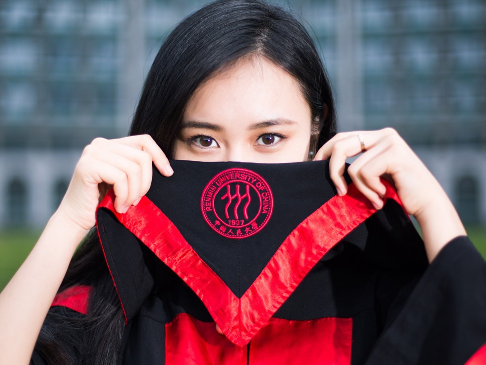 2016年6月13日,北京,人民大學一位美女的畢業照在朋友圈被瘋狂轉發。(來源:VCG) 該畢業生名叫張楚君,是人大新聞學院2012級本科生,有播音主持特長,能演奏鋼琴和小提琴,據說還曾經拍過四部電視劇。