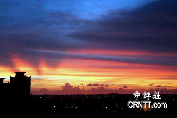 24日傍晚,高雄的晚霞光彩夺目,天空宛如画布一般.(中评社  高易伸摄)