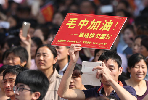 6月5日,安徽省六安市毛坦厂中学,一些考生家长在送考.