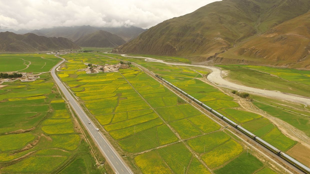 图为青藏铁路和青藏公路(6月20日摄).新华社