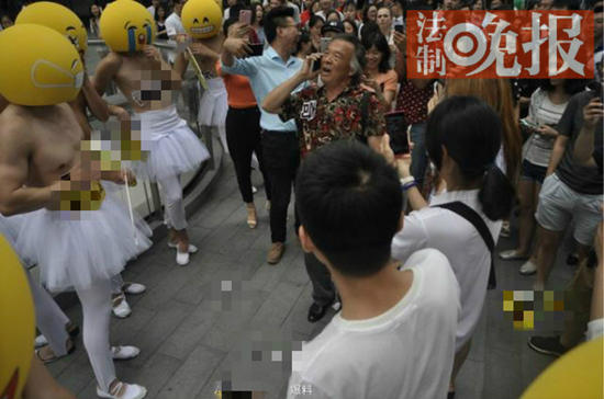 中国评论新闻:半裸男模街头营销 老人大骂伤风