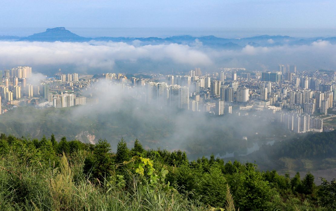 这是8月21日在贵州省凯里市小高山拍摄的平流雾景观.