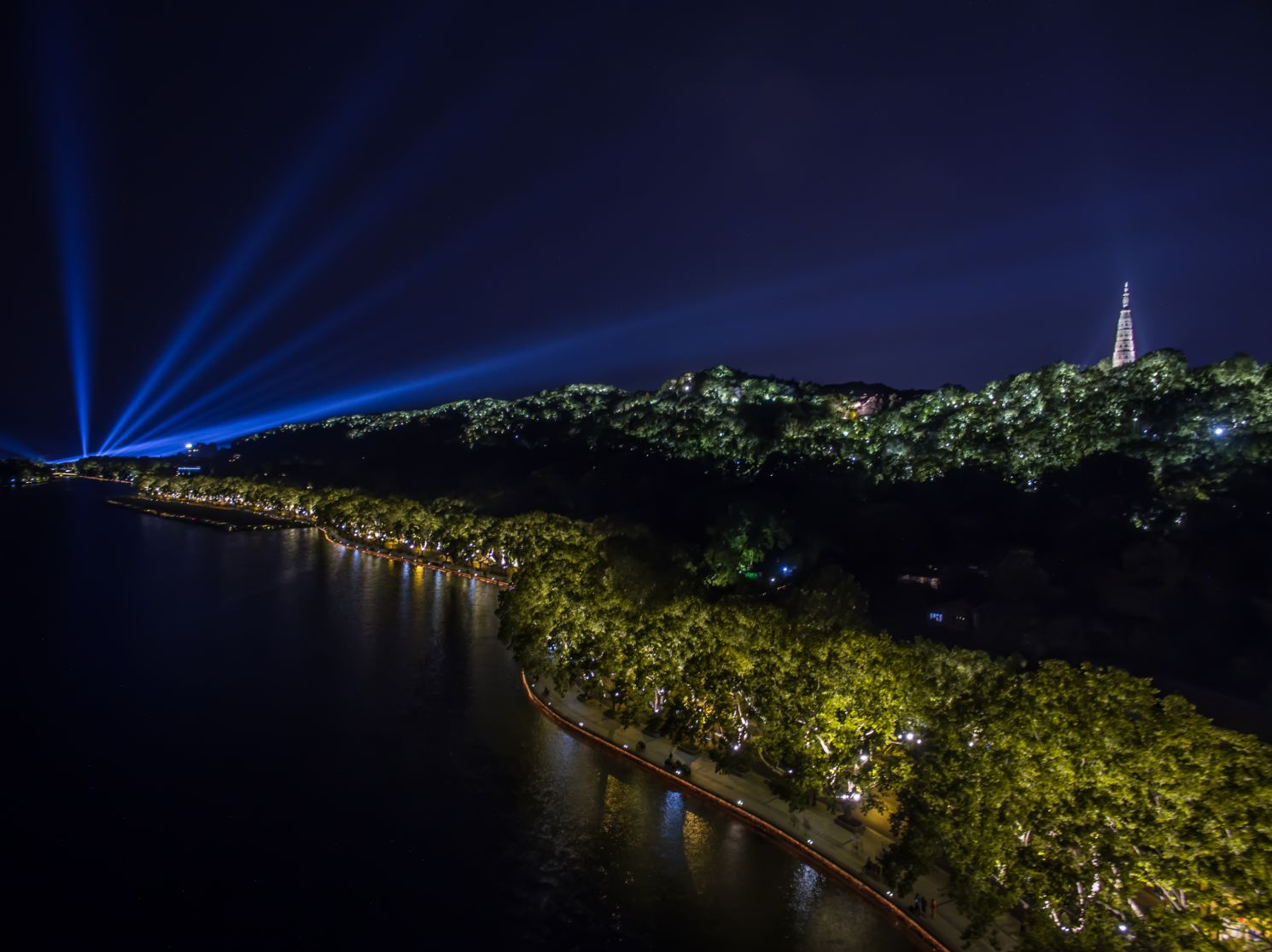 杭州西湖景区北山街的夜景(8月22日摄).新华社