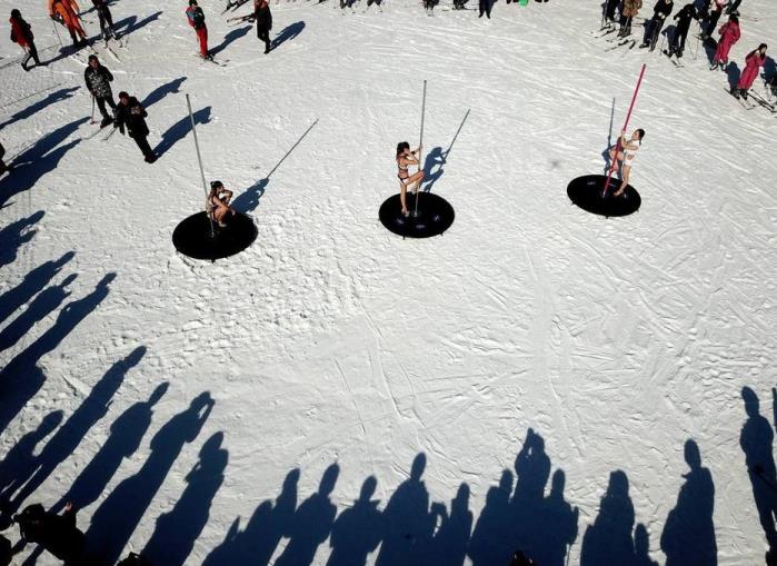 钢管舞美女挑战 雪场穿比基尼热舞引围观