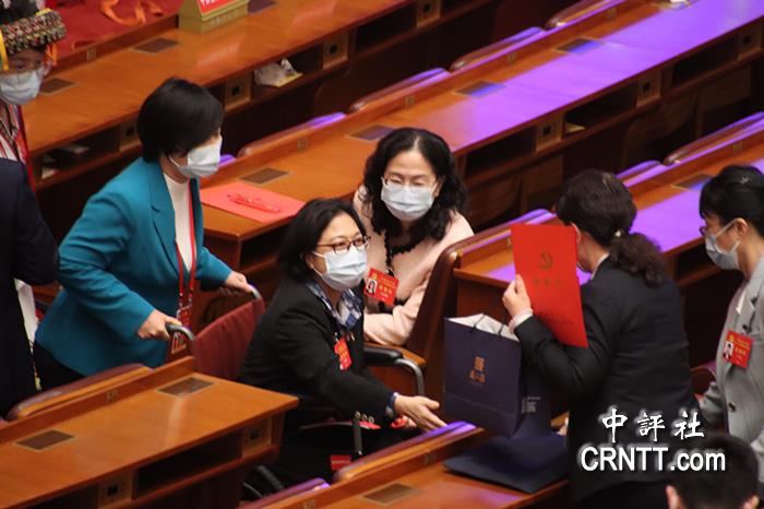 中评花絮：台湾省籍党代表卢丽安坐轮椅出席