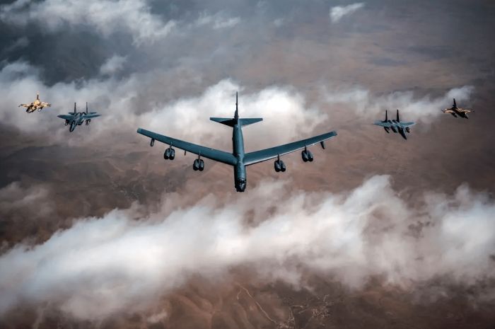 美在澳部署B-52轰炸机　中国专家解读