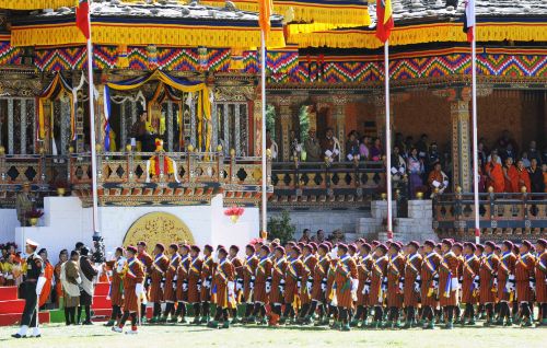 不丹国王发表加冕演说并检阅军队(组图)