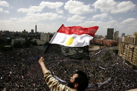 当地时闲4月8日,数万埃及民众在开罗的塔利尔广场抗议军政府无作为
