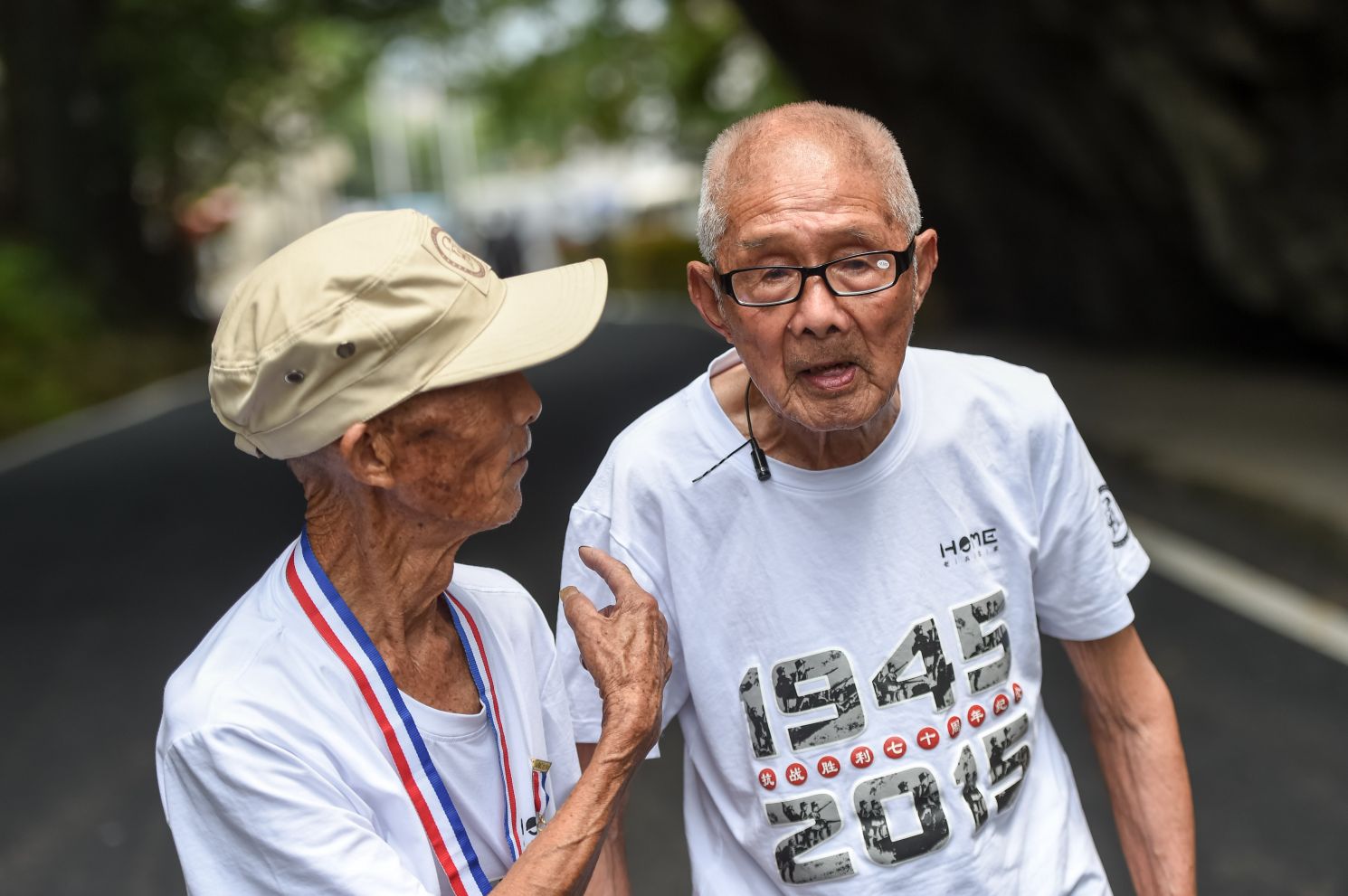 8月19日,在安徽省宁国市山门洞下,汪廷柱(右)和陈福森聊天.新华社