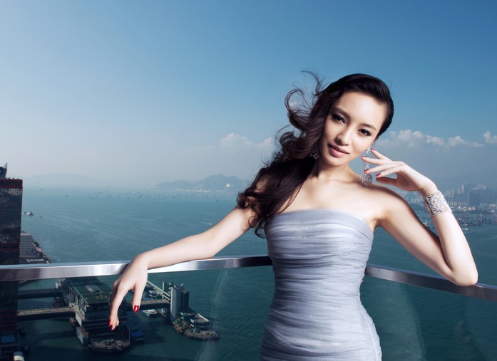 顾璇冷艶高贵目光摄人