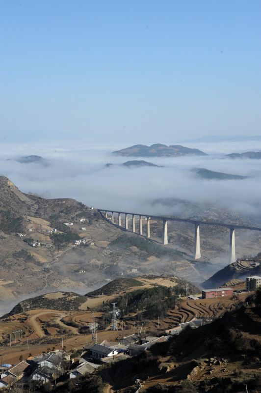 这是3月3日在贵州省威宁县观风海镇出现的平流雾景观.新华社