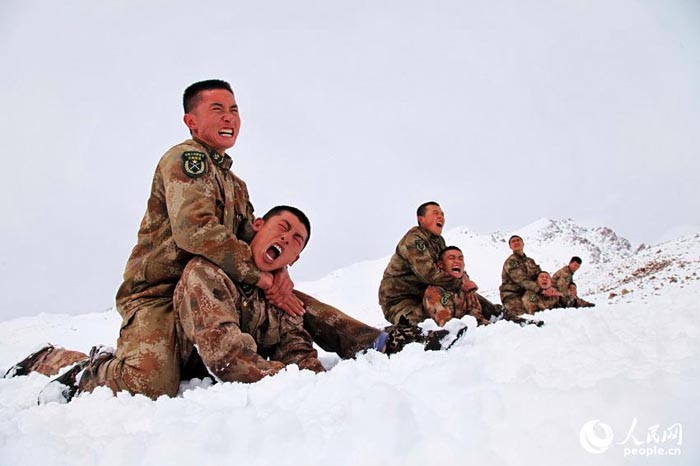 實拍新疆邊防軍人雪海