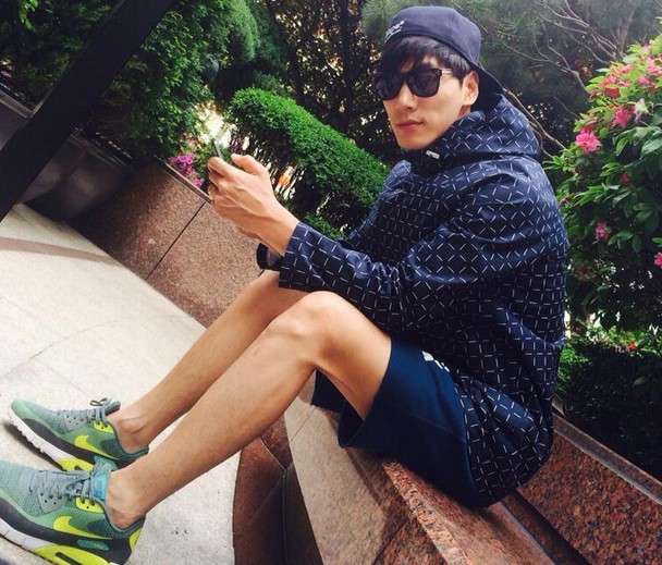 张亮黑超短裤送福利 秀大长腿(组图)