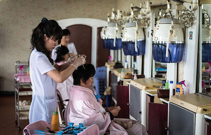 朝鮮女子在理髮店染髮.