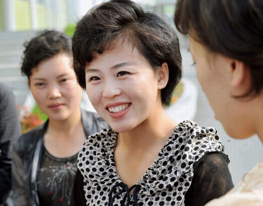 朝鲜女性愈发时尚 美甲阳伞走进生活