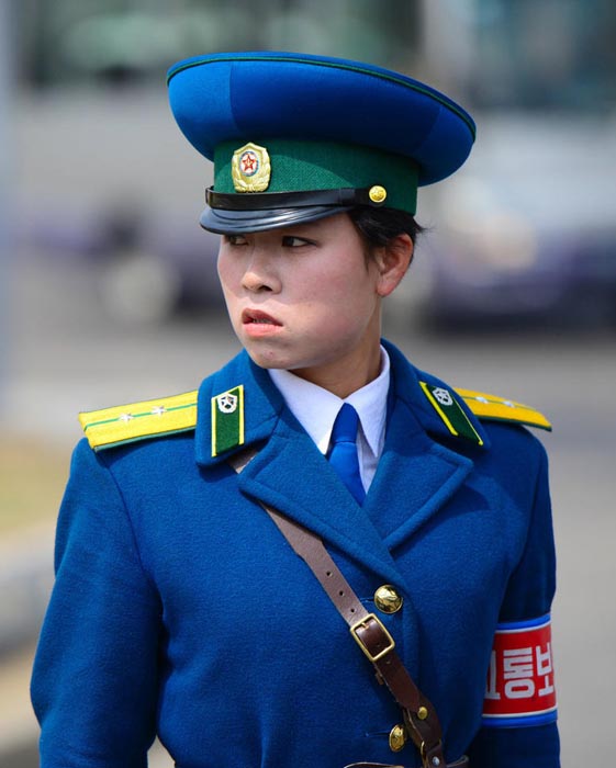实拍朝鲜军警百态 女兵街头拍合影(组图)